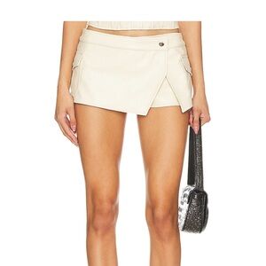 (SUPERDOWN) Odessa Leather Skort in Bone